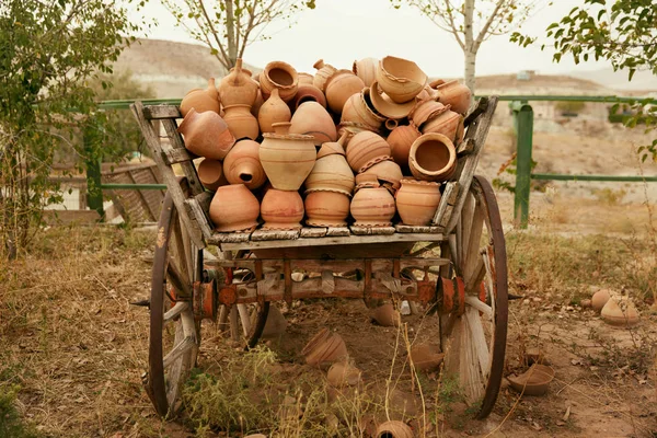 Poterie Pichet En Chariot En Bois, Vaisselle En Argile Céramique Fait à la Main — Photo