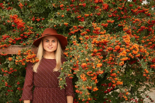 Beautiful Smiling Woman In Hat And Dress Near Rowan Tree — Stock Photo, Image