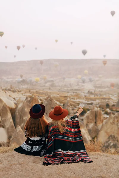 Pessoas Viajam Mulheres Chapéus Sentadas Hill Desfrutando Balões Quente Capadócia — Fotografia de Stock