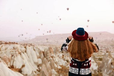 Seyahat. Sıcak hava uçan izlerken şapkalı güzel kadın balonlar 