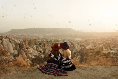 İnsanlar seyahat. Uçan balonlar keyfini tepe üzerinde şapka kadınlarda