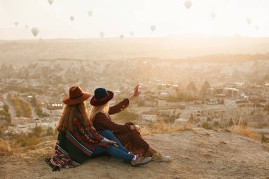 Seyahat. Kadın sıcak hava balonları gökyüzünde uçan arıyor