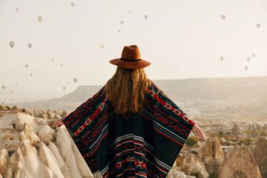 Seyahat. Sıcak hava, yatay tadını açık havada, şapka kadında gökyüzünde balonlar. Yüksek çözünürlük
