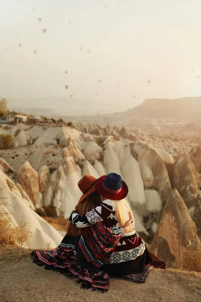 Amigos Viajam na Capadócia Turquia. Mulheres abraçando — Fotografia de Stock