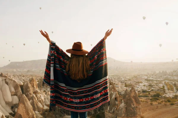 Viajar. Mujer en sombrero divirtiéndose al aire libre, disfrutando del paisaje —  Fotos de Stock