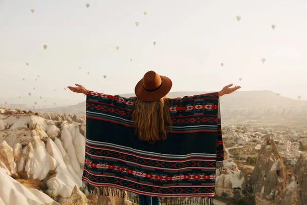 Viajar. Mujer en sombrero divirtiéndose al aire libre, disfrutando del paisaje —  Fotos de Stock