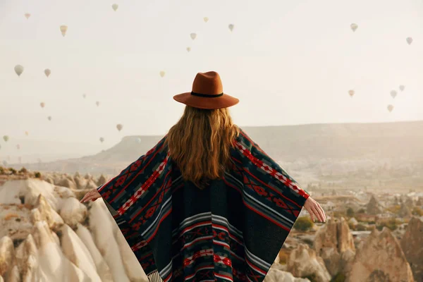 Reisen Frau Mit Hut Vergnügt Sich Freien Genießt Die Landschaft — Stockfoto