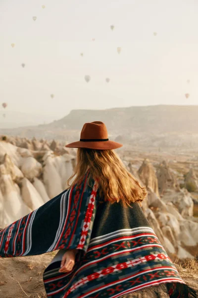 Viajar. Mulher de chapéu se divertindo ao ar livre, desfrutando de paisagem — Fotografia de Stock