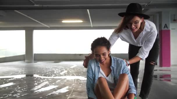 Sorrindo mulheres Skate e se divertindo no estacionamento — Vídeo de Stock