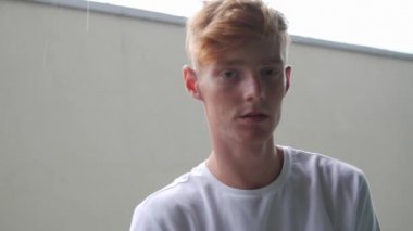 Moda Kızıl saçlı adam şık saç kesimi ve çiller portre