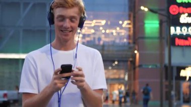 Adam kulaklık telefon Shopping Mall yakınındaki ile müzik dinleme