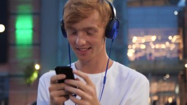 Adam kulaklık telefon Shopping Mall yakınındaki ile müzik dinleme