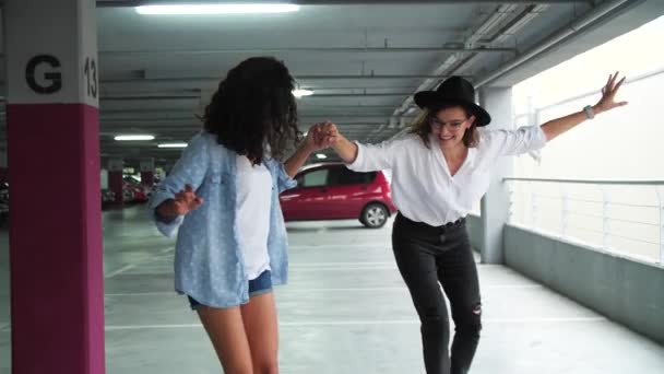 Szczęśliwa Kobieta Zabawa Skateboardingu Parking Dziewczyna Nauczanie Friend Jazda Deskorolce — Wideo stockowe