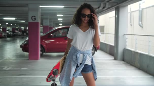 Moda. Donna con skateboard in posa mentre l'uomo scattare foto — Video Stock