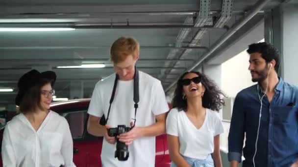 Amigos elegantes felizes na roupa na moda casual no estacionamento — Vídeo de Stock