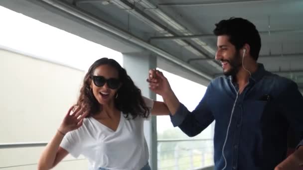 Casal feliz se divertindo e skate no estacionamento — Vídeo de Stock