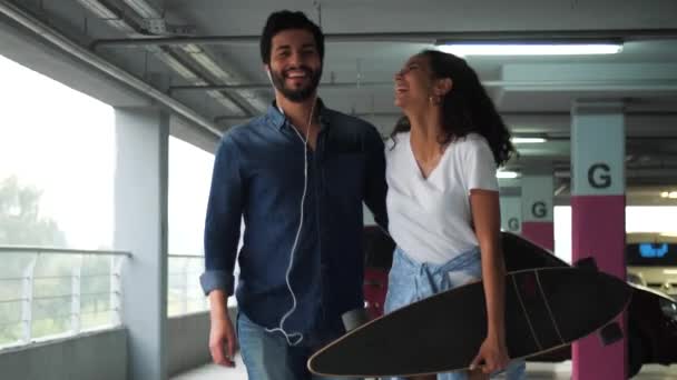 Junge Leute in stylischer Freizeitkleidung auf dem Parkplatz eines Einkaufszentrums — Stockvideo