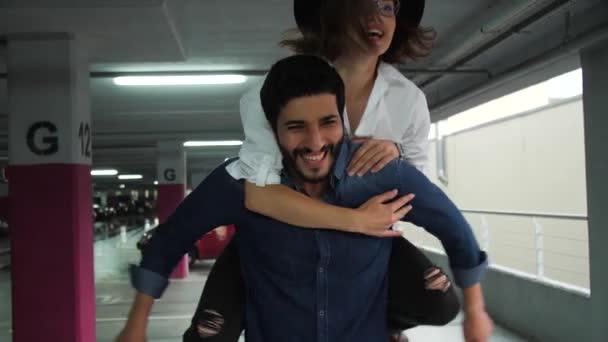 Eğleniyor, otopark, adam arkasında oturan mutlu kadın arkadaş — Stok video