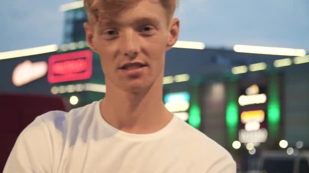 La mode. Homme rousse avec coupe de cheveux élégant et de taches de rousseur Portrait — Video