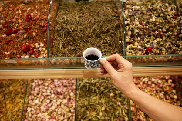 Mano con taza de té turco en primer plano de la tienda — Foto de Stock