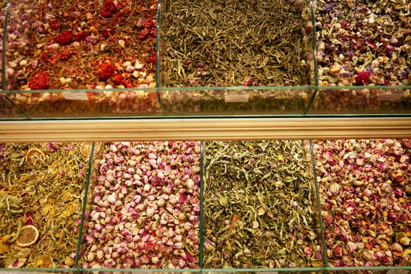 Surtido de té en la tienda en el mercado turco — Foto de Stock