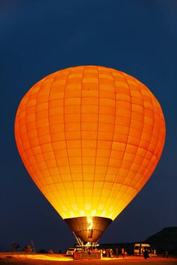 Turuncu sıcak hava balonu uçan önceki gece yangın ile