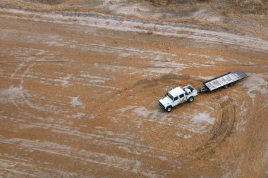 Boş alan havadan görünümü karavanında ile beyaz araba