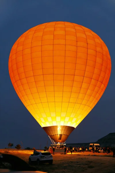 Ballon à air chaud orange avec feu dans la nuit avant de voler — Photo