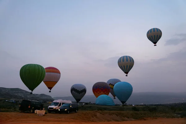 Αερόστατα θερμού αέρα αρχή να πετάξει στην κοιλάδα νωρίς το πρωί — Φωτογραφία Αρχείου