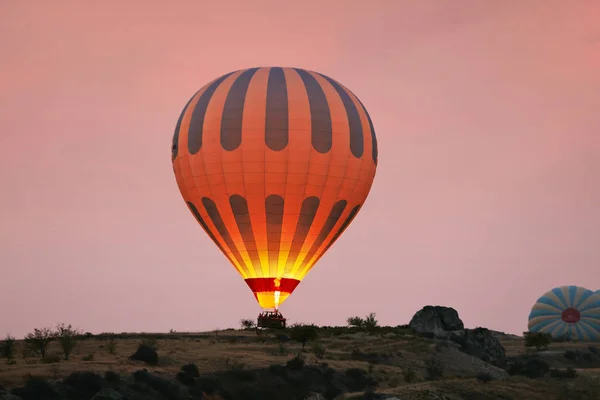 Ballon à air chaud avec lumière de feu à Morning Valley en Cappadoce — Photo