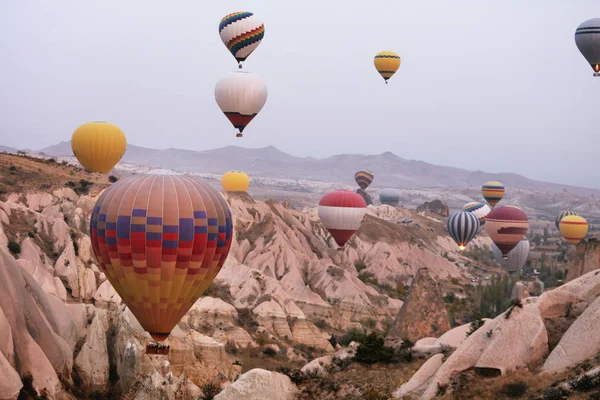 热气球在天空中。五颜六色的飞行气球在自然 — 图库照片