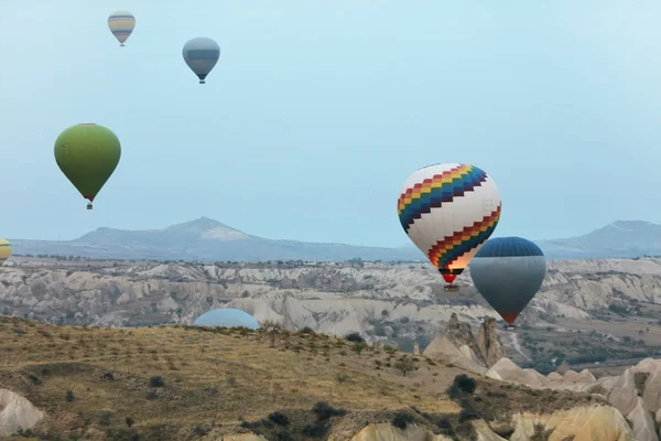 Balões de ar quente coloridos voando no céu acima do vale do rock — Fotografia de Stock
