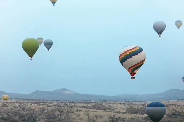 Globo en la naturaleza. Globos de aire caliente que vuelan sobre el valle —  Fotos de Stock