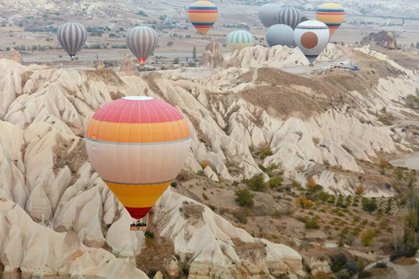 Des montgolfières colorées volent dans le ciel au-dessus des montagnes — Photo