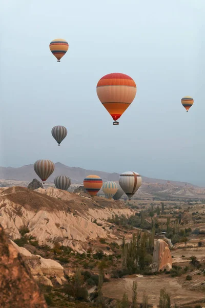 Des montgolfières dans le ciel. Ballons volants colorés dans la nature — Photo