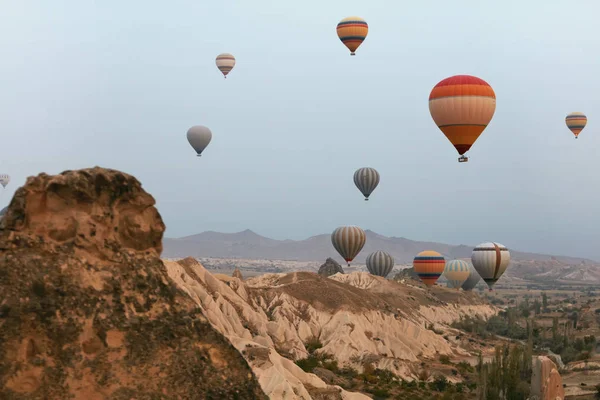 Globos de aire caliente en el cielo. Globos voladores coloridos en la naturaleza —  Fotos de Stock