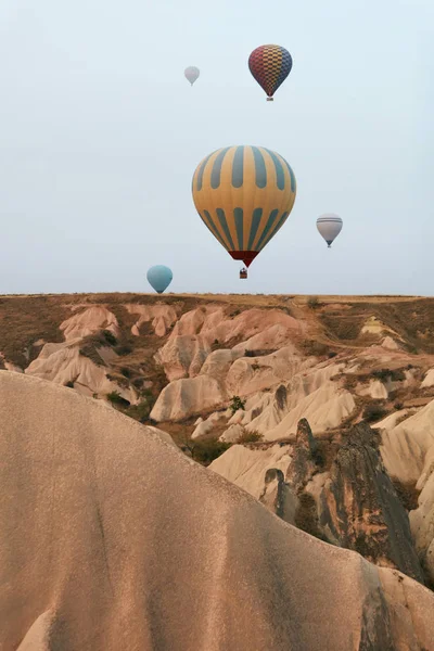Balões de ar quente no céu. Balões voadores coloridos na natureza — Fotografia de Stock