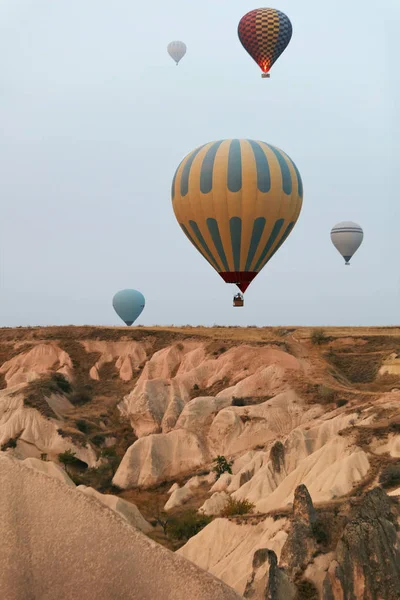 Globos de aire caliente en el cielo. Globos voladores coloridos en la naturaleza —  Fotos de Stock