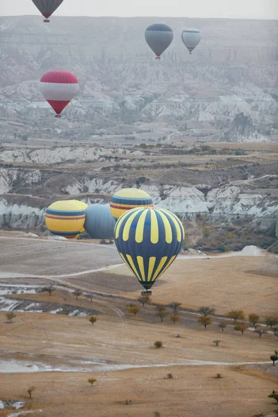 Ballon dans la nature. Montgolfières volant au-dessus de la vallée — Photo