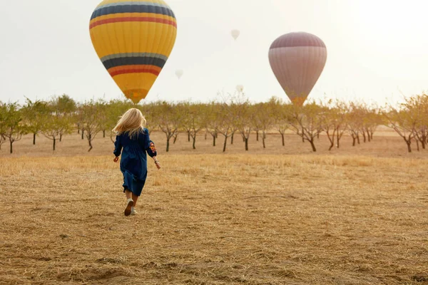 뜨거운 공기를 가진 분야에서 실행 하는 여자 풍선 비행 — 스톡 사진