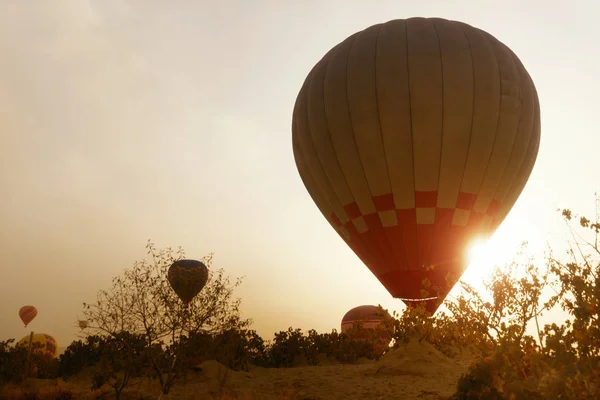 Seyahat. Gün batımı ile gökyüzünde uçan güzel sıcak hava balonu — Stok fotoğraf