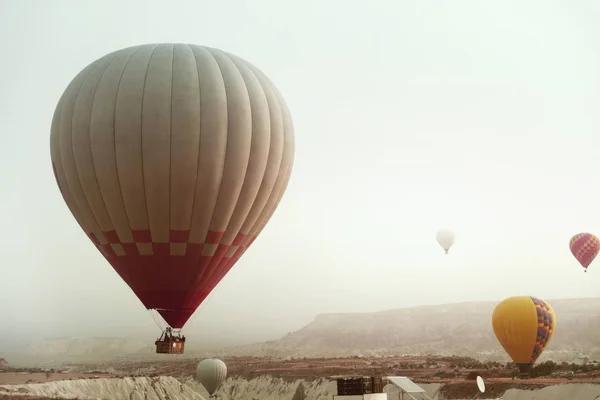 Viajar. Hermoso globo de aire caliente volando en el cielo sobre el valle —  Fotos de Stock