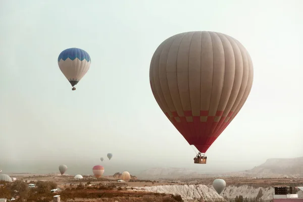 Voyage. Belle montgolfière volant dans le ciel au-dessus de la vallée — Photo