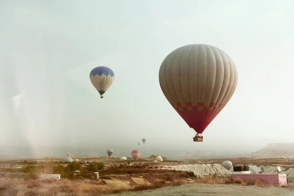 Ταξίδια. Όμορφη αερόστατο που πετούν στον ουρανό πάνω από την κοιλάδα — Φωτογραφία Αρχείου