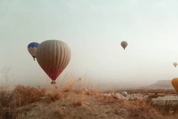 Viajar. Hermoso globo de aire caliente volando en el cielo sobre el valle —  Fotos de Stock