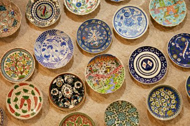 Hediyelik eşya mağazasında Türk geleneksel seramik plakalar