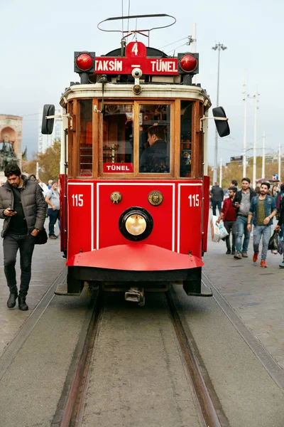 Старый красный трамвай на городской улице, электрический транспорт Таксим-Тунель — стоковое фото