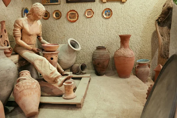 Musée d'art à l'atelier de poterie avec faïence artisanale — Photo
