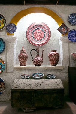 Türk seramik kaplamalar ve Hediyelik eşya mağazasında testiler