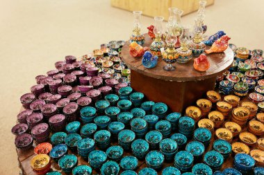 Hediyelik eşya mağazasında Türk geleneksel seramik plakalar